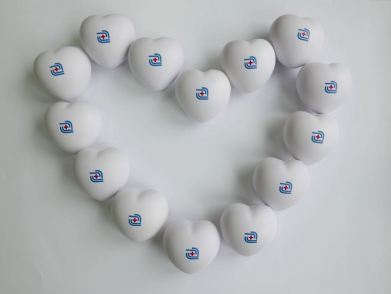 Grafikę tworzy serce ułożone z małych białych serduszek z logo Centrum Reumatologii.