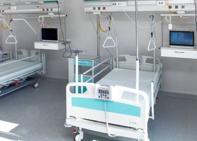 Na zdjęciu fragment utrzymanej we wzorowej czystości sali szpitalnej, wyposażonej w nowoczesne biało-seledynowe łóżka i elektroniczną aparaturę.