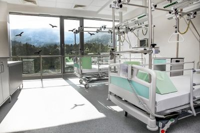 Zdjęcie przedstawia salę szpitalną dla pacjentów.