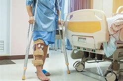 Ilustracja tekstu jest zdjęcie przedstawiające nogę pacjenta unieruchomioną w aparacie ortopedycznym.