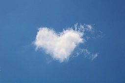 Na grafice - motyw utworzonego z białej chmury serca na tle ciemnoniebieskiego nieba.