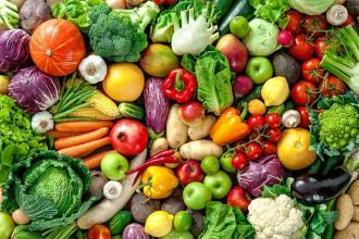 Na zdjęciu wymieszane różnorodne warzywa: cebula, marchew, kapusta, różnokolorowa papryka, brokuł, kalafior, sałata.